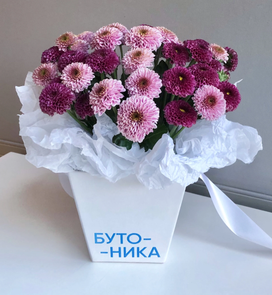 Композиция в брендовой сумке с хризантемой