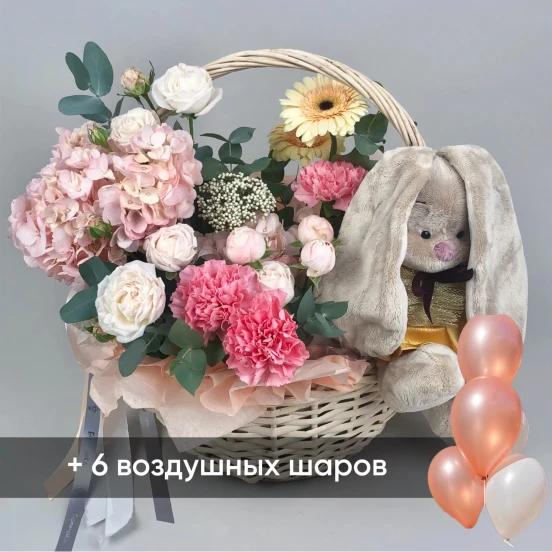 Композиция в корзине с игрушкой и связкой из 6 шаров