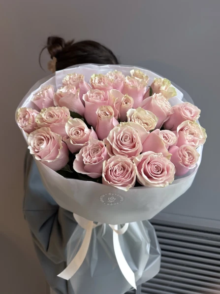 Монобукет из 25 нежно-розовых роз
