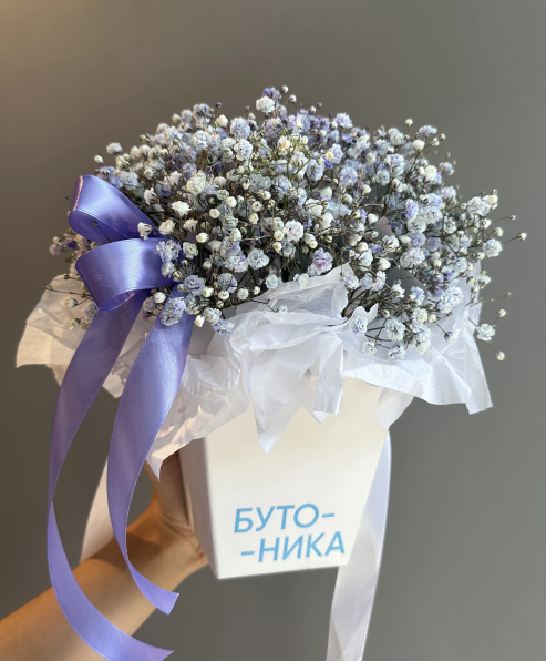 Композиция в брендовой сумке с фиолетовой гипсофилой