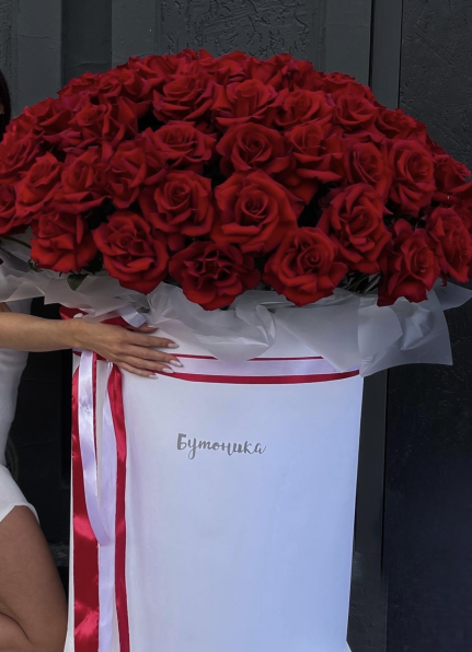 Композиция в шляпной коробке из 101 премиальной розы Эксплорер