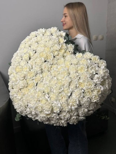 Дубайское сердце из белых диантусов в размере XL