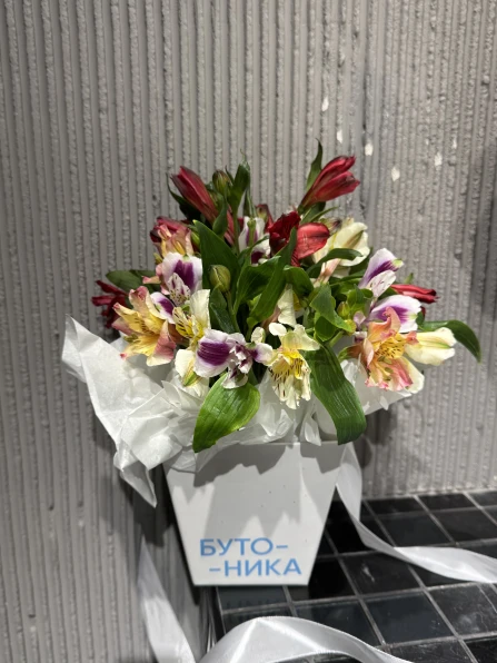 Композиция в сумке из альстромерий