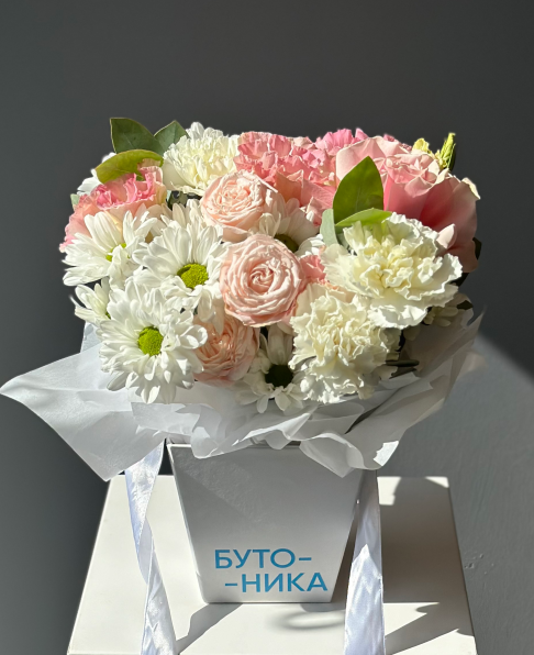 Композиция в брендовой сумке с розами и хризантемой
