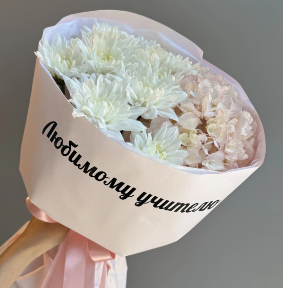 Авторский букет с розовой гортензией и хризантемой + наклейка "Любимому учителю"