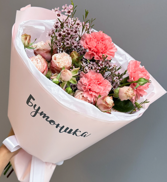 Авторский букет с кустовой розой и диантусом