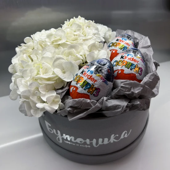 Композиция в коробке с гортензией и шоколадом Kinder
